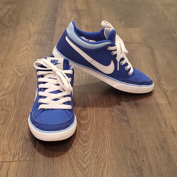 Nike Shoes - Nike Capri III CNVS